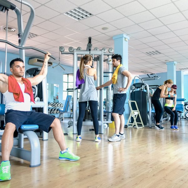 Fitnessabo kündigen: Der Spagat zwischen Muskelaufbau und Vertragsklauseln
